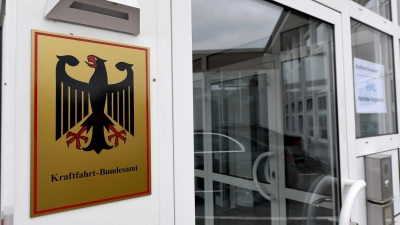 Nach einer Genehmigung durch das KBA darf die Paderborner Firma Holon ihr Elektro-Shuttle deutschlandweit im autonomen Fahrmodus mit Sicherheitsfahrer erproben. (Foto: Carsten Rehder/dpa)