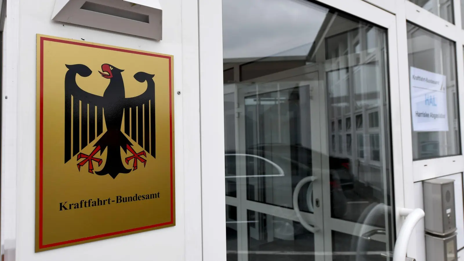 Nach einer Genehmigung durch das KBA darf die Paderborner Firma Holon ihr Elektro-Shuttle deutschlandweit im autonomen Fahrmodus mit Sicherheitsfahrer erproben. (Foto: Carsten Rehder/dpa)