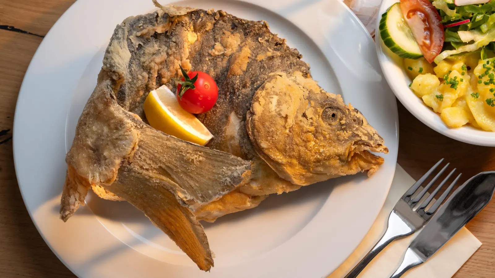 Während der Karpfensaison wird der beliebte Fisch in den beteiligten Gaststätten in allen Variationen zubereitet. (Foto: djdAndreas Riedel)