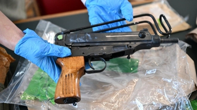 Sichergestellte Waffen wurden bei einer Pressekonferenz im Polizeipräsidium gezeigt. (Archivbild) (Foto: Federico Gambarini/dpa)