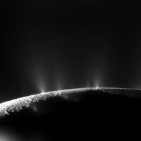 Geysire am Südpol des Saturnmondes schleudern Wasserdampf und Eiskörner Hunderte Kilometer hoch ins Weltall. (Archivbild) (Foto: picture alliance / dpa)