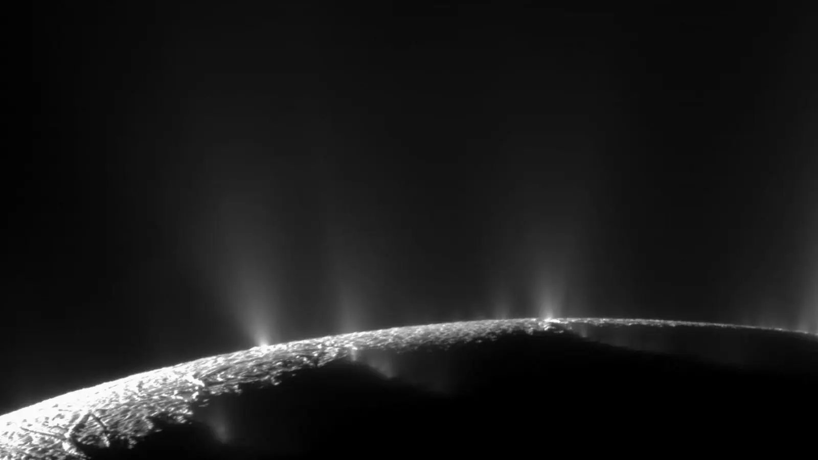 Geysire am Südpol des Saturnmondes schleudern Wasserdampf und Eiskörner Hunderte Kilometer hoch ins Weltall. (Archivbild) (Foto: picture alliance / dpa)