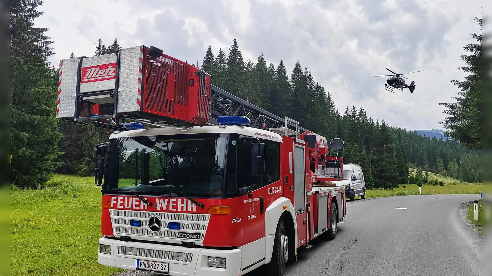 Ein Einsatzfahrzeug der Feuerwehr steht in der Nähe der Absturzstelle eines Kleinflugzeugs im Gemeindegebiet von Krimml.  (Foto: -/News5/dpa)