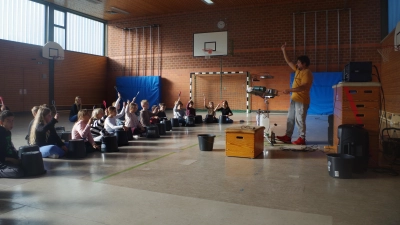 Auf den Rhythmus kommt es an: Schlagzeuger Javier Chernicoff übt mit den Kindern der Flachslandener Grundschule für ihren Auftritt. (Foto: Jannic Hofmuth)