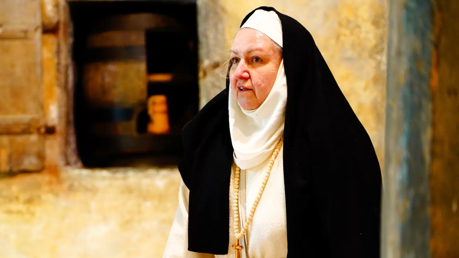 Nonne Sabine nimmt ihre Besucherinnen und Besucher mit auf einen Rundgang durch die alten Klostermauern des RothenburgMuseums. Sie eröffnet heute Abend den Märchenzauber. (Foto: Simone Hedler)