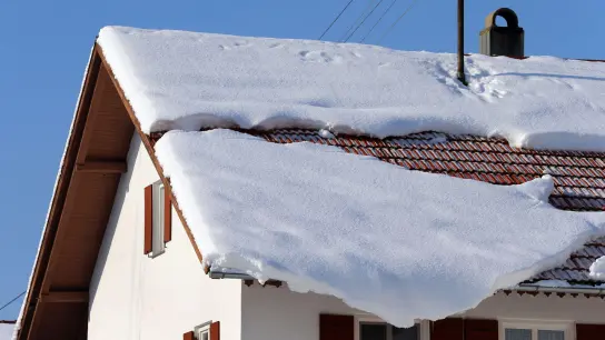 Achtung Dachlawine: Hausbesitzer müssen bei viel Schnee ihr Dach im Blick haben und gegebenenfalls räumen. (Foto: Karl-Josef Hildenbrand/dpa-tmn)