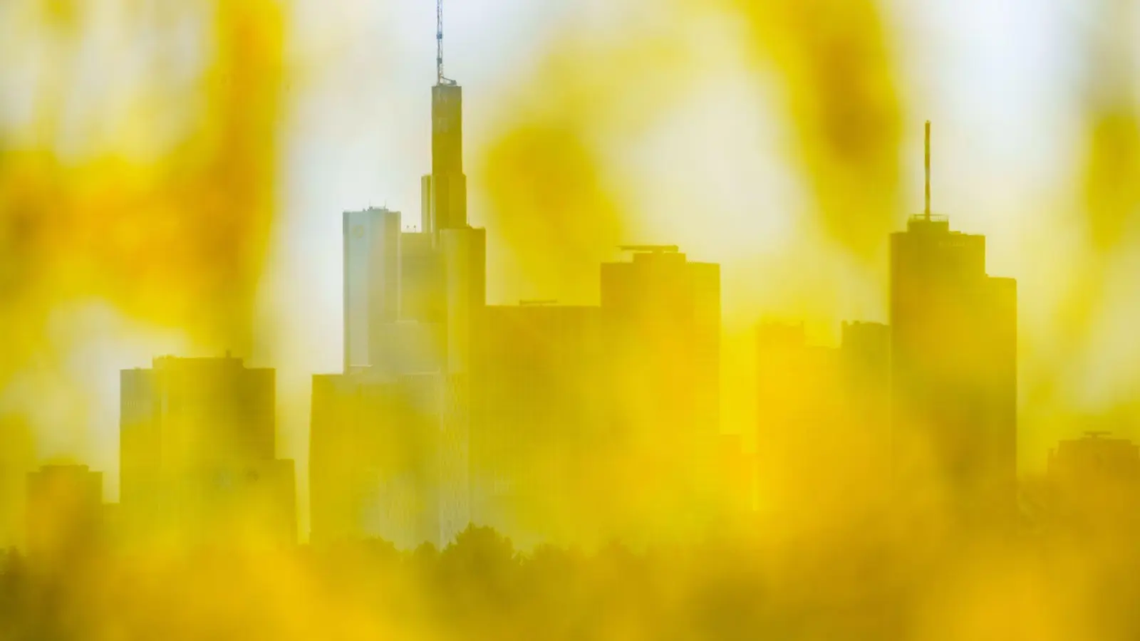 Für mehr Sicherheit ein Klassiker im Depot: Gold gilt seit jeher als krisenfest.  (Foto: Andreas Arnold/dpa/dpa-tmn)