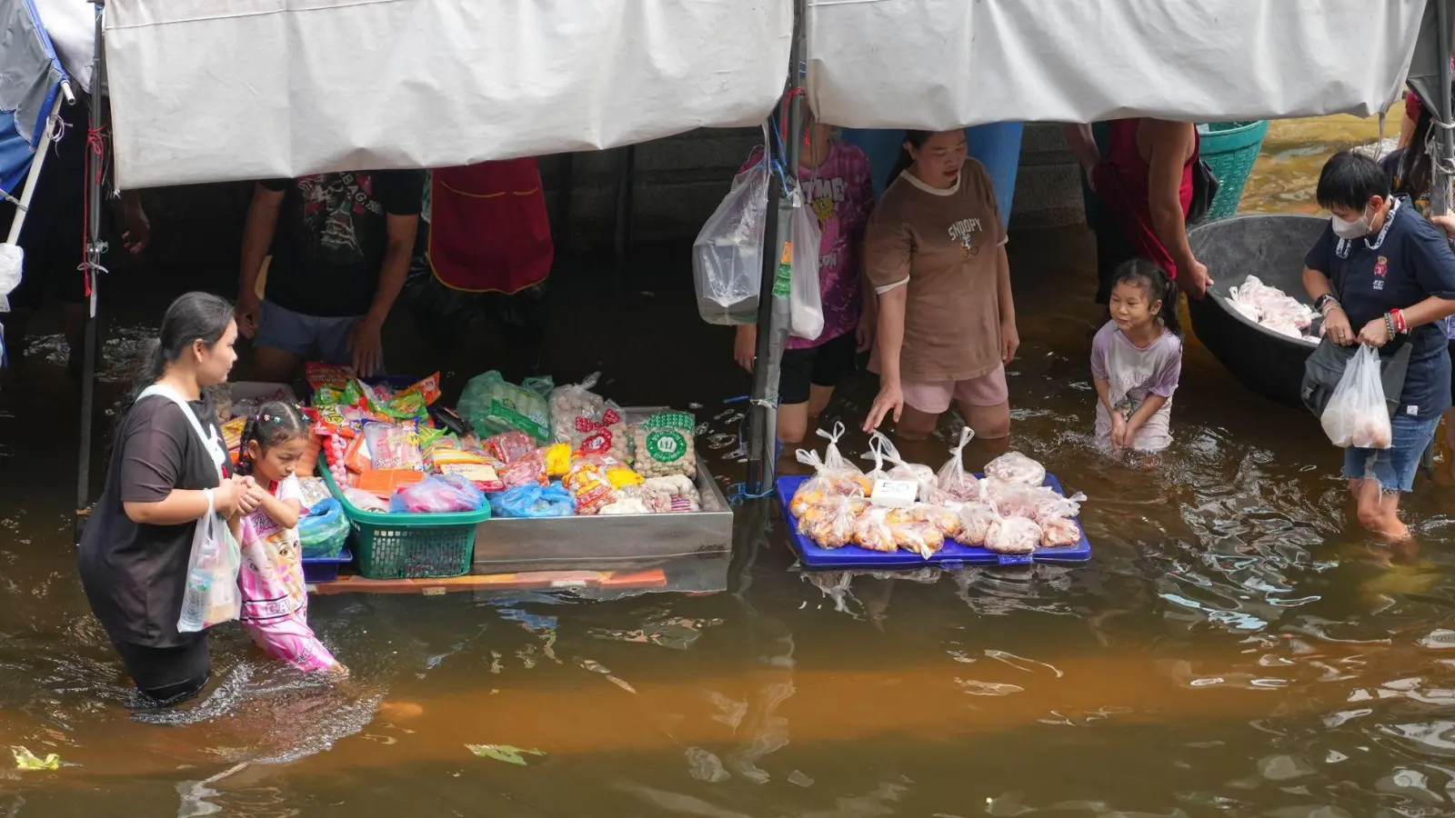 Noch immer fließen die Fluten nicht ab. (Foto: Sakchai Lalit/AP/dpa)
