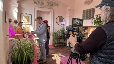 Kamera läuft: Im Film wird die Bahnhofseingangshalle zur Motelrezeption.  (Foto: Nicole Gunkel)