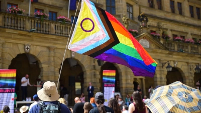 Bunte Flaggen, Transparente und Schilder waren im vergangenen Jahr bei der Kundgebung zu „Rothenburg ist bunt” auf dem Marktplatz zu sehen. (Archivbild: Irmeli Pohl)