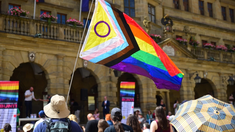 Bunte Flaggen, Transparente und Schilder waren im vergangenen Jahr bei der Kundgebung zu „Rothenburg ist bunt” auf dem Marktplatz zu sehen. (Archivbild: Irmeli Pohl)