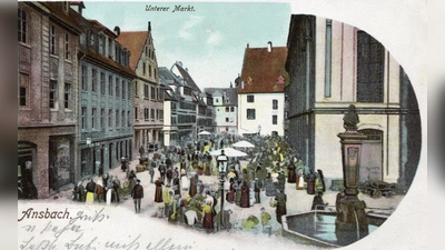 Diese historische Postkarte zeigt reges Treiben am Unteren Markt: Vor 100 Jahren findet hier auch die Ansbacher Messe viermal im Jahr statt, doch die Anwohner beschweren sich. Daher wird im Stadtrat über eine Verlegung der Messe auf die Promenade nachgedacht. (Repro: Sammlung Martin Schuster)