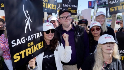 Fran Drescher (l), Vorsitzende der Schauspielgewerkschaft SAG-AFTRA, streikt gemeinsam mit US-Schauspielerin Frances Fisher (r). (Foto: Chris Pizzello/AP/dpa)