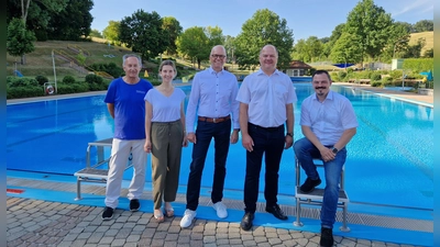 Wollen das Lichtenauer Freibad gemeinsam erhalten (von links): Fördervereinsvorsitzender Rainer Ströbel, Sandra Höchsmann (Firma Moezer), Werner Frieß (Sparkassenstiftung) sowie die beiden Bürgermeister Bernd Meyer (Sachsen) und Markus Nehmer (Lichtenau). (Foto: Andrea Walke)