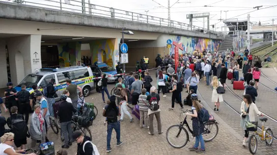 Die Polizei sichert am Donnerstag den Zugang zum Hauptbahnhof in Halle/Saale. (Foto: Hendrik Schmidt/dpa)