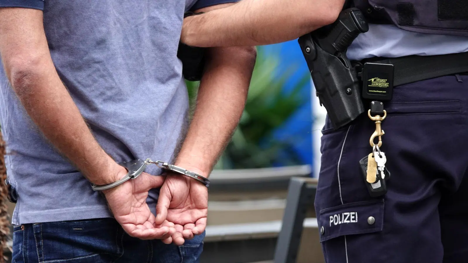 Die Feuchtwanger Polizei hat einen aggressiven 18-Jährigen bei einem Feuerwehrfest in Gewahrsam genommen: Dabei verletzte er einen Beamten mit Tritten.  (Symbolbild: Johannes Neudecker/dpa)