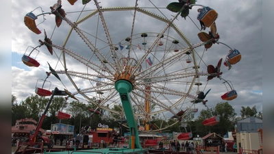 Auf dem neuen Festplatz am Messegelände ist deutlich mehr Platz für Fahrgeschäfte. Weil das Fest zehn Tage dauert, ist das für die Schausteller lukrativer. Denn der Aufwand für Auf- und Abbau bleibt immer gleich. (Foto: Robert Maurer)