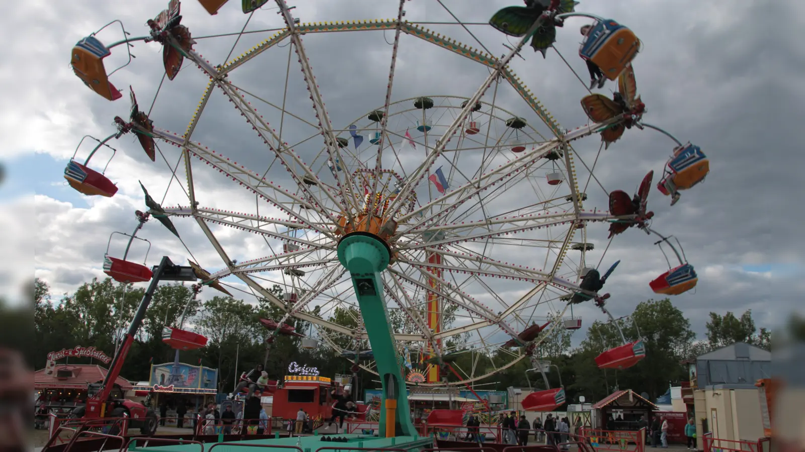 Auf dem neuen Festplatz am Messegelände ist deutlich mehr Platz für Fahrgeschäfte. Weil das Fest zehn Tage dauert, ist das für die Schausteller lukrativer. Denn der Aufwand für Auf- und Abbau bleibt immer gleich. (Foto: Robert Maurer)