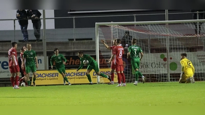 Da war wieder Hoffnung: Michael Sperr (mit Ball) hat eben zum 1:1 für Ansbach getroffen. (Foto: Manfred Jörg)