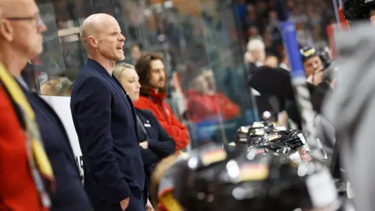 Toni Söderholm, Cheftrainer der Deutschen Hockey-Nationalmannschaft, steht am Spielfeldrand und gibt Kommandos. (Foto: Philipp von Ditfurth/dpa)
