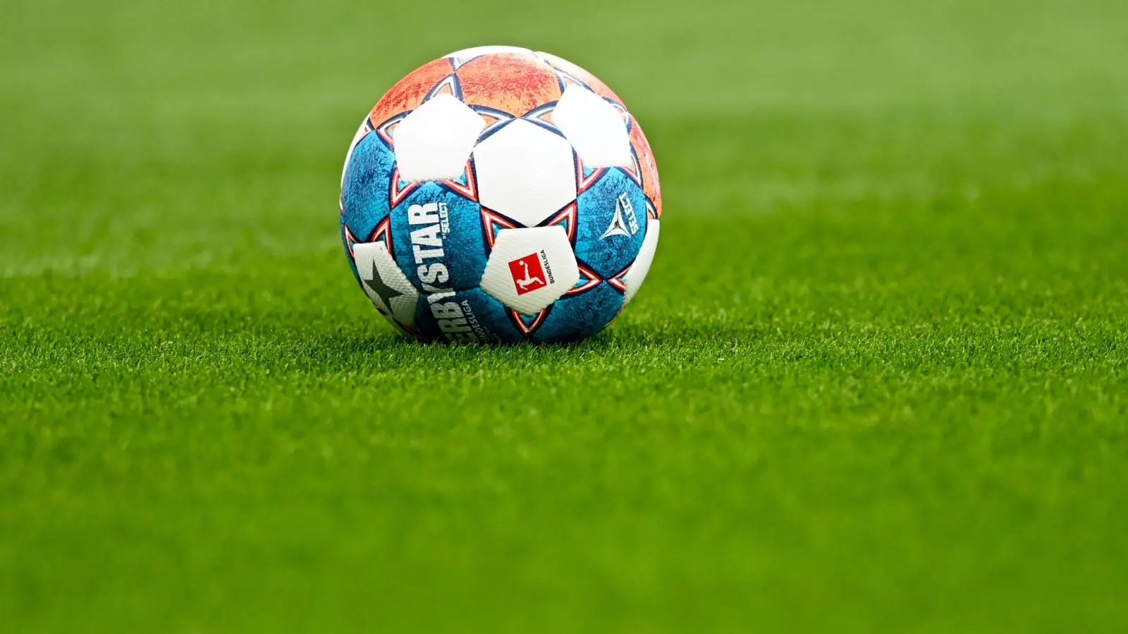 Mit einem 5:2-Sieg über Hersbruck eroberte der SVG Steinachgrund die Tabellenspitze der Fußball-Bezirksliga Nord zurück. (Foto: Hendrik Schmidt/dpa-Zentralbild/dpa)