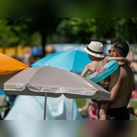 Für den Tagesverlauf prognostiziert der Deutsche Wetterdienst (DWD) Höchsttemperaturen von 36 Grad.  (Foto: Stefan Puchner/dpa)