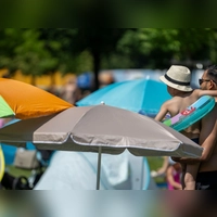 Für den Tagesverlauf prognostiziert der Deutsche Wetterdienst (DWD) Höchsttemperaturen von 36 Grad.  (Foto: Stefan Puchner/dpa)