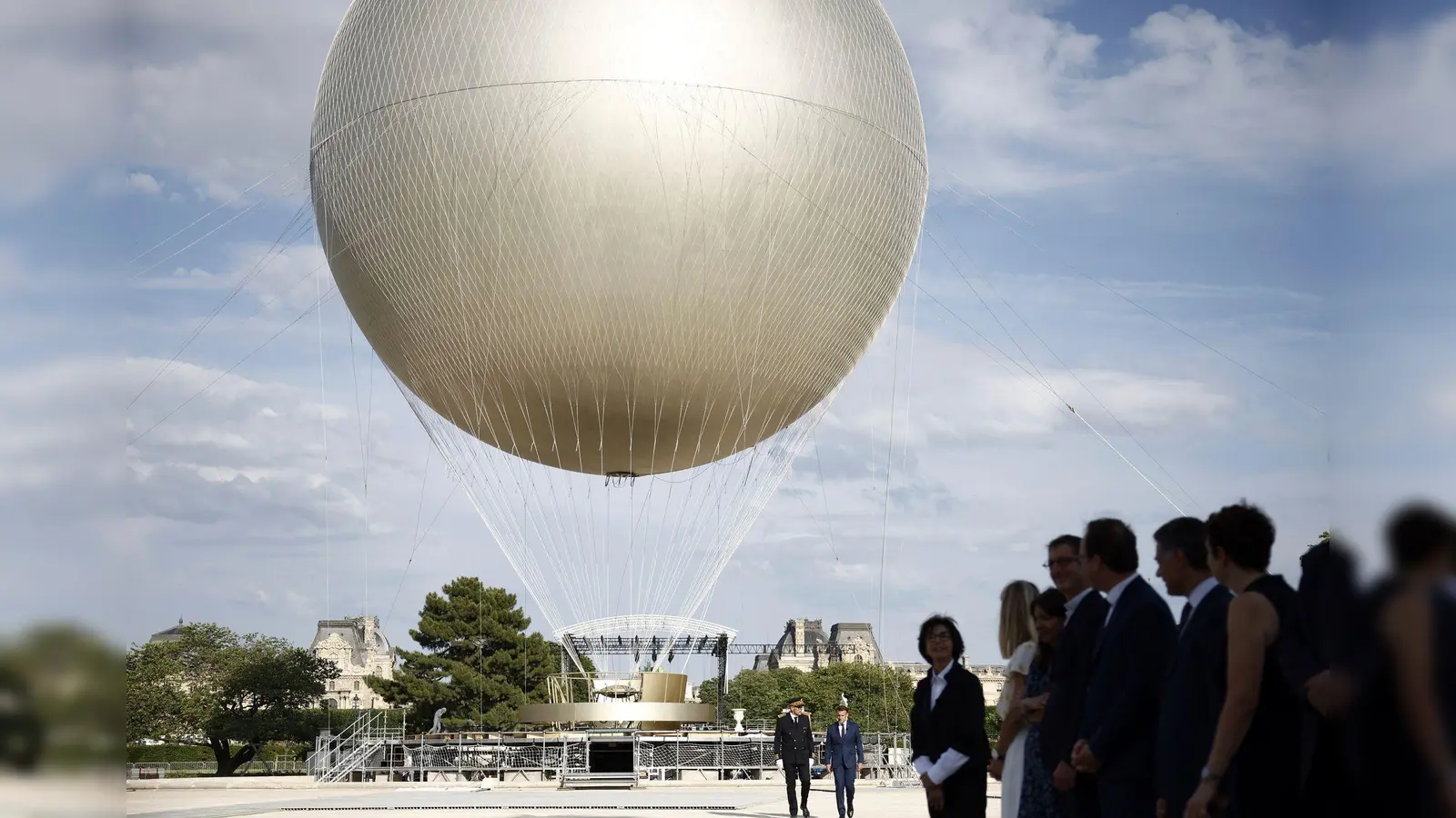 Vom 21. Juni an steigt der Olympia-Ballon in Paris wieder in den Abendhimmel. (Foto: Yoan Valat/Pool EPA/AP/dpa)