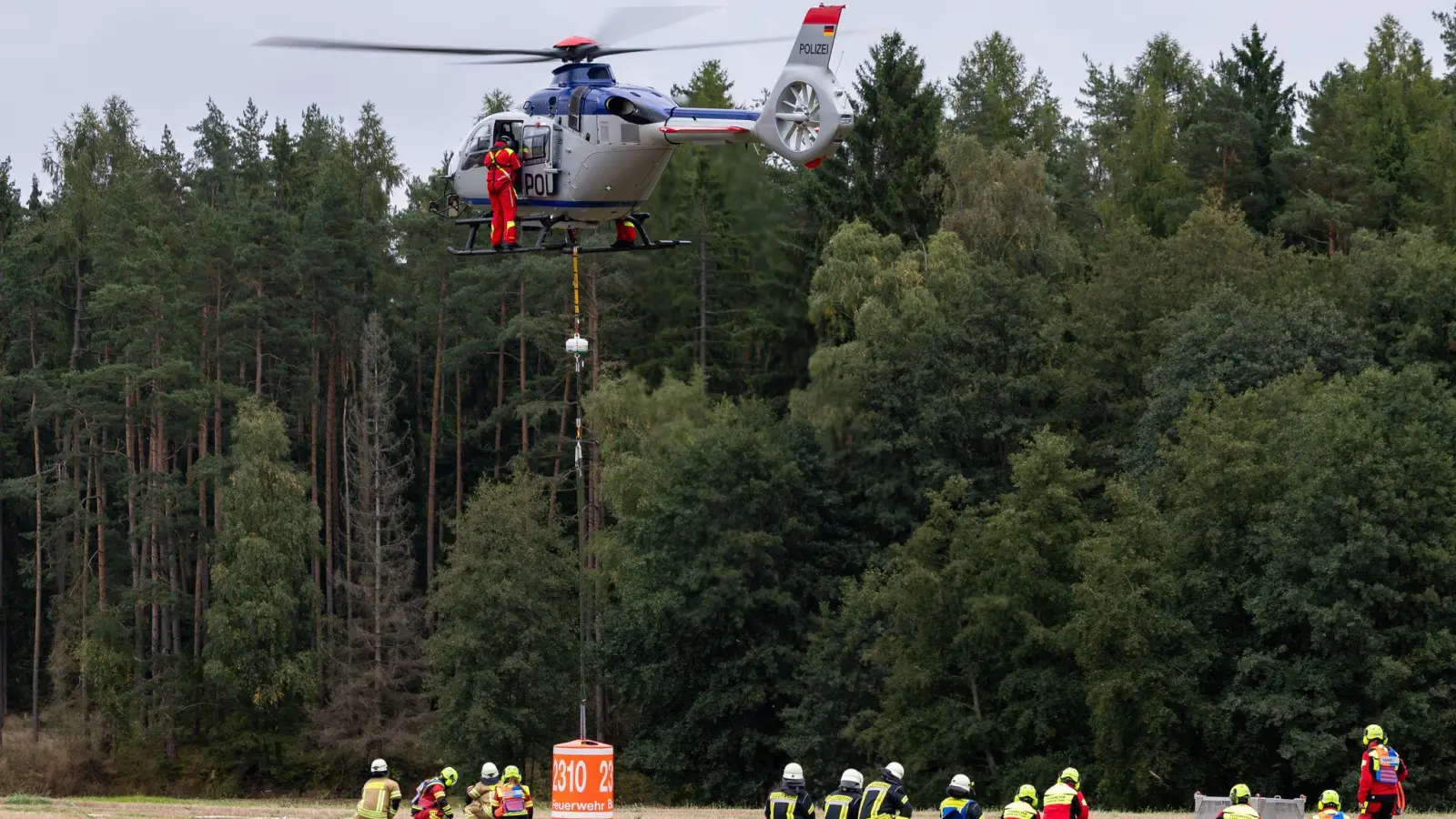 Ein Hubschrauber bei der Übung hebt ab. (Foto: Daniel Karmann/dpa)