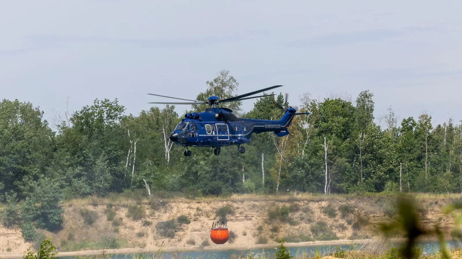 Seit Tagen läuft der Einsatz gegen den Waldbrand auf dem ehemaligen Truppenübungsplatz. (Foto: Daniel Wagner/dpa)