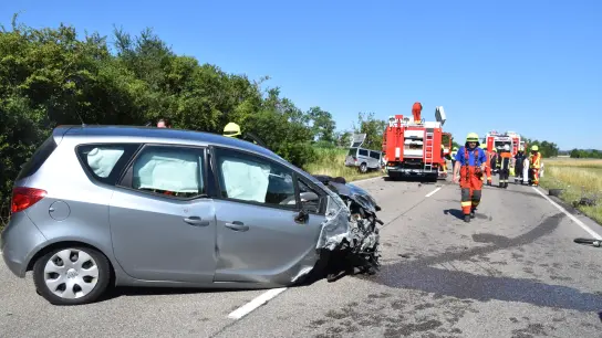 Der Kombi, dessen junger Fahrer den Unfall nach Angaben der Polizei verursacht hatte, wurde beim Zusammenstoß zerstört, alle drei Insassen wurden verletzt. (Foto: Andreas Reum)