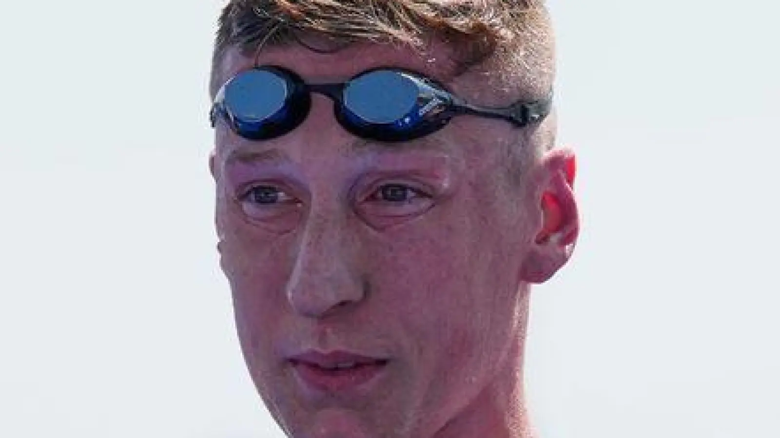 Florian Wellbrock feiert seinen WM-Titel. (Foto: Vincent Thian/AP/dpa)