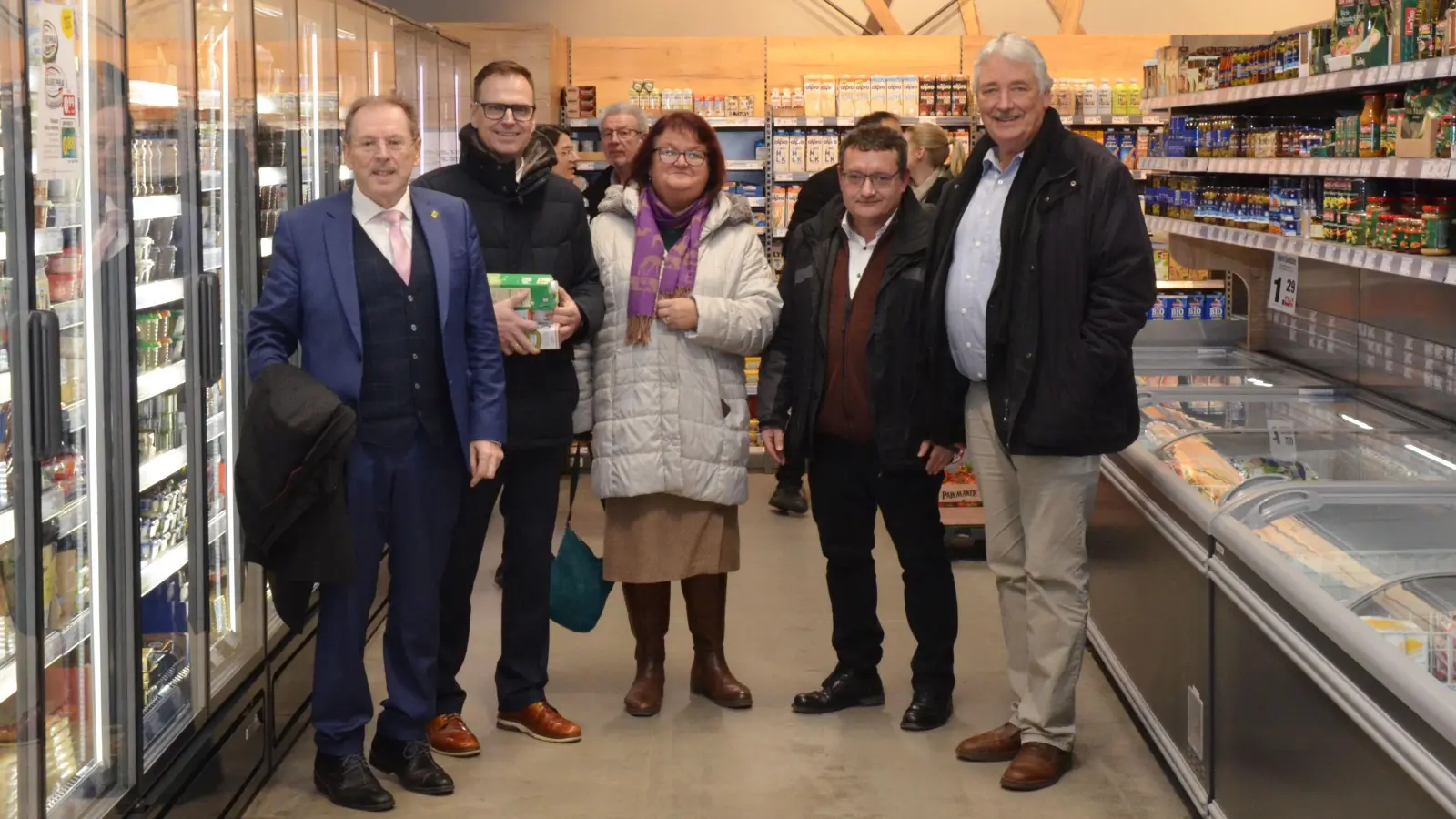 Landrat Dr. Christian von Dobschütz (Zweiter von links) besuchte die Gemeinde Trautskirchen und besichtigte unter anderem den kommunalen „Zenntralmarkt“. Beim Rundgang mit Bürgermeister Werner Wirth (Zweiter von rechts) mit dabei waren auch die stellvertretenden Landräte Hans Herold (links) und Reinhard Streng (rechts) sowie stellvertretende Landrätin Ruth Halbritter. (Foto: Yvonne Neckermann)