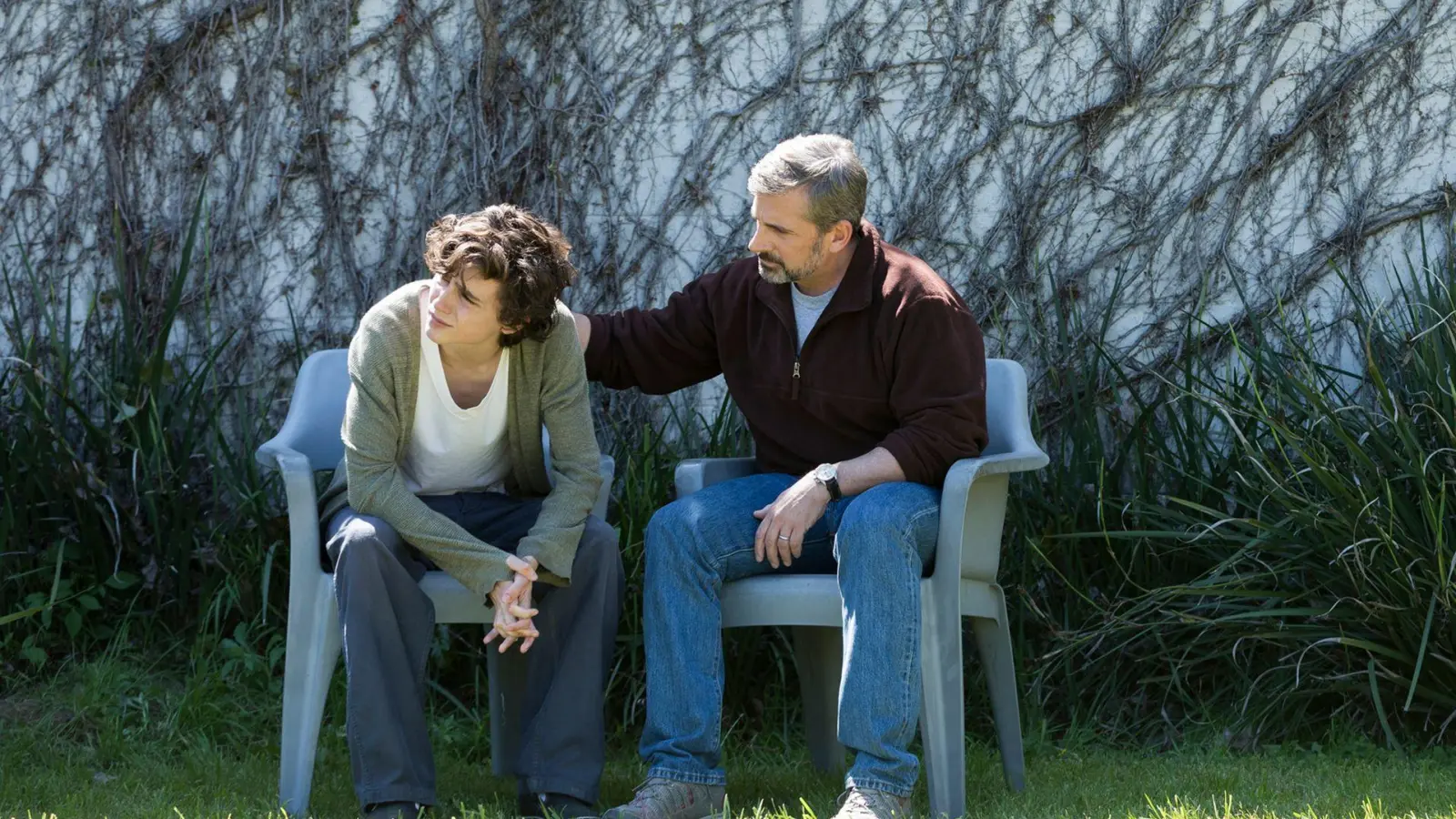 Vater David (Steve Carell, r) und Sohn Nic Sheff (Timothée Chalamet, l) müssen reden. (Foto: François Duhamel/MDR/AMAZON CONTENT SERVICES/dpa)