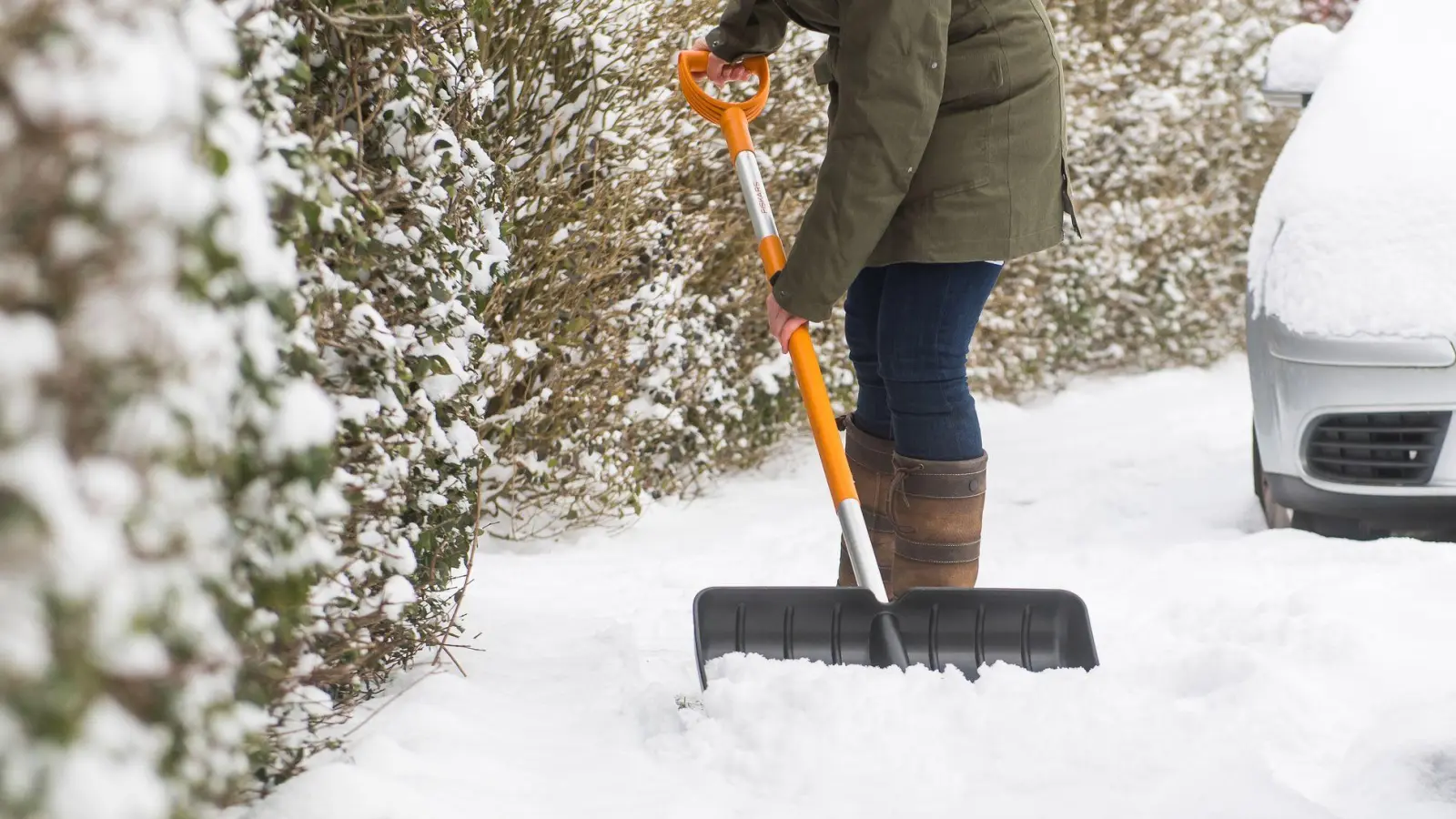 Schieben statt heben: Schnee lässt sich rückenfreundlicher zur Seite schieben, als anzuheben. (Foto: Benjamin Nolte/dpa-tmn)