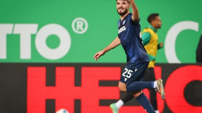 KSC-Profi Lilian Egloff jubelt nach seinem Tor im Fürther Ronhof. (Foto: Daniel Karmann/dpa)