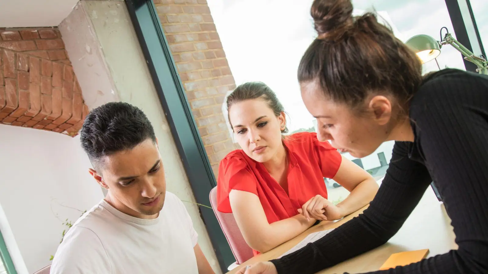Wer in Teilzeit arbeitet, bekommt anteilig Gehalt. Doch wie werden Urlaubsgeld und andere Zuschläge berechnet? (Foto: Christin Klose/dpa-tmn)