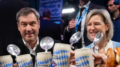 Angelika Niebler (r) ist eine der Stellvertreterinnen von CSU-Parteichef Markus Söder. Hier ist sie rechts zu sehen, wie sie mit Söder und Dorothee Bär (l) beim Politischen Aschermittwoch anstößt. (Archivbild) (Foto: Sven Hoppe/dpa)