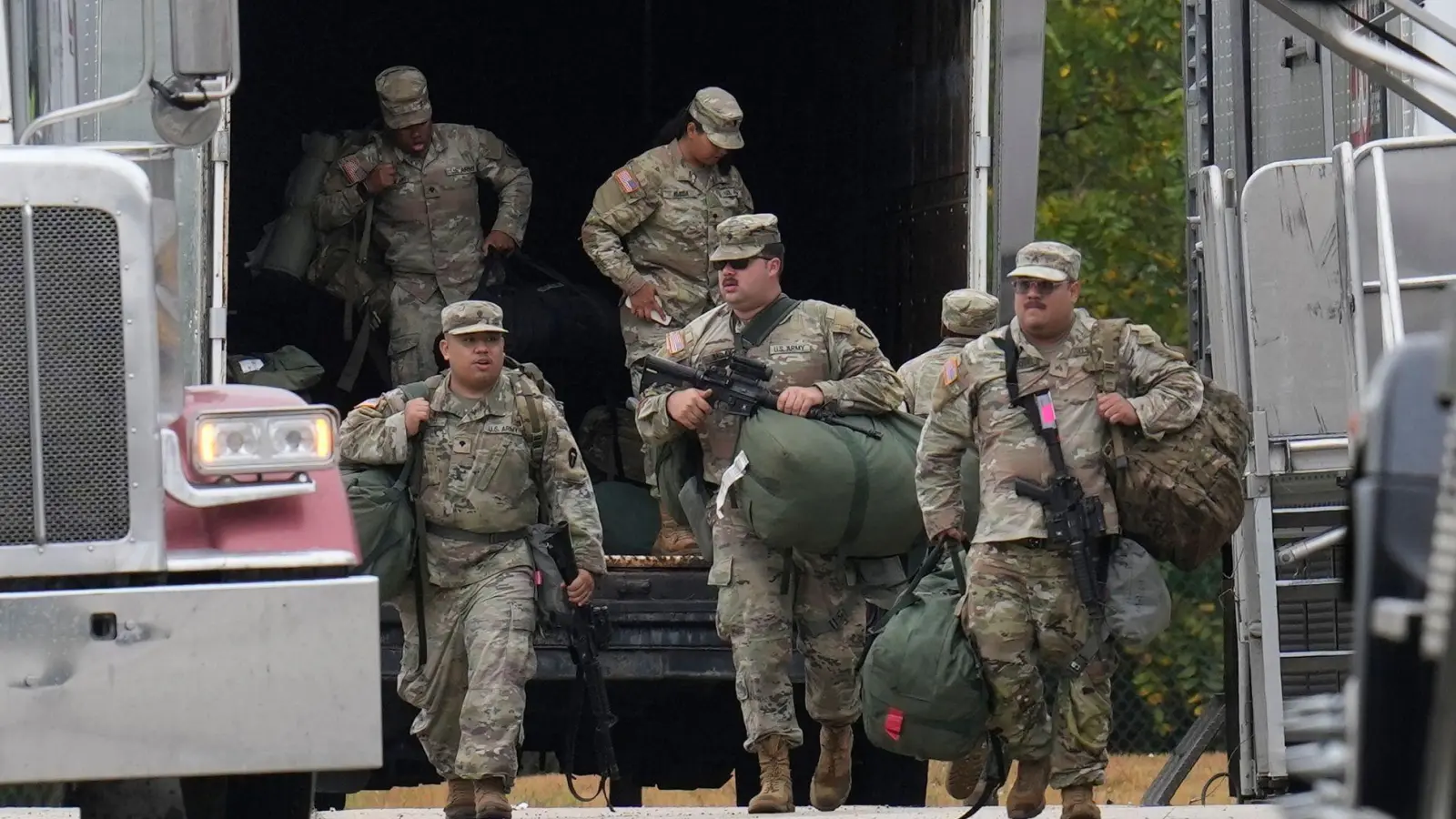 Mitglieder der Nationalgarde aus Texas sind in Illinois angekommen.  (Foto: Erin Hooley/AP/dpa)