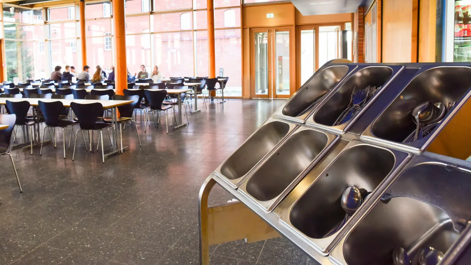 In der Mensa der Hochschule Ansbach ist der Schwund an Besteck und Geschirr, anders als in anderen Teilen der Republik, kein großes Problem. (Foto: Irmeli Pohl)