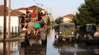 Überflutete Straßen im griechischen Palamas. In den meisten betroffenen Regionen ist die Stromversorgung wieder hergestellt worden. Probleme gibt es jedoch mit der Wasserversorgung. (Foto: Vaggelis Kousioras/AP/dpa)