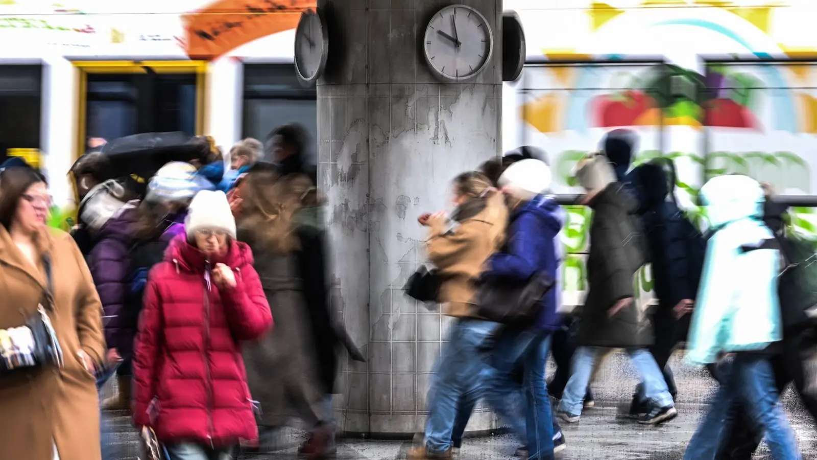 Viele Menschen brauchen soziale Leistungen, die Sozialleistungsquote steigt. (Symbolbild) (Foto: Britta Pedersen/dpa)