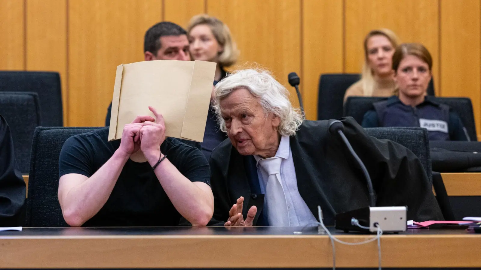 Der Angeklagte (l) sitzt zum Prozessauftakt im Landgericht Münster neben einem seiner Verteidiger. (Foto: Guido Kirchner/dpa)