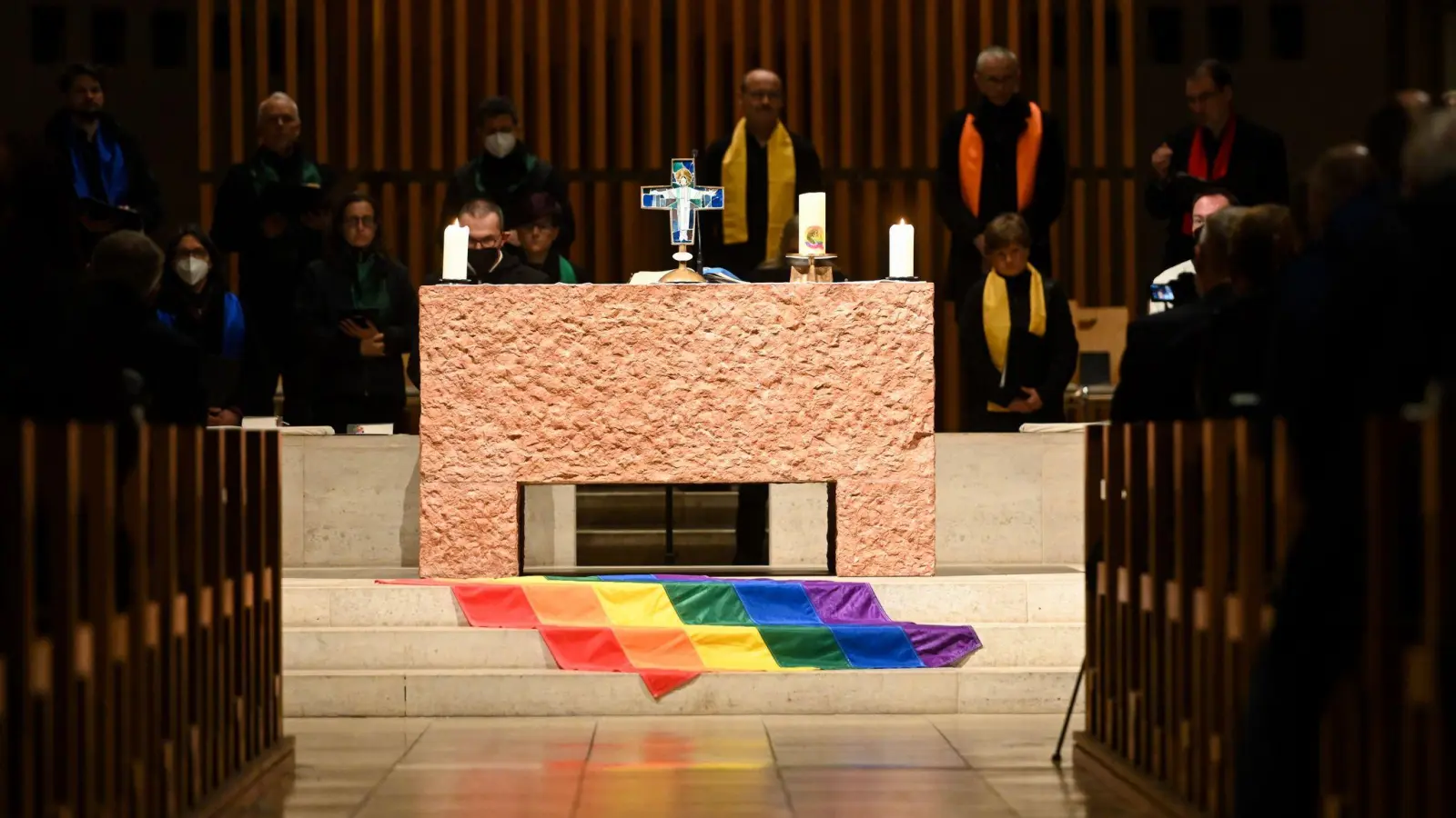Die katholische Kirche und die Regenbogenflagge - eine komplizierte Sache. (Foto: Tobias Hase/dpa)