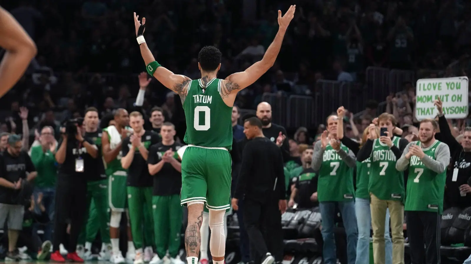 Jayson Tatum von den Boston Celtics erhält Applaus, als er nach dem Spiel vom Platz geht. (Foto: Steven Senne/AP/dpa)