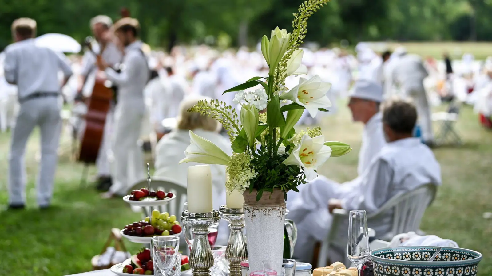 Geselligkeit in einer großen Runde - für Menschen mit einer sozialen Angststörung kann das eine große Belastung bedeuten. (Foto: Jens Kalaene/dpa/dpa-tmn)
