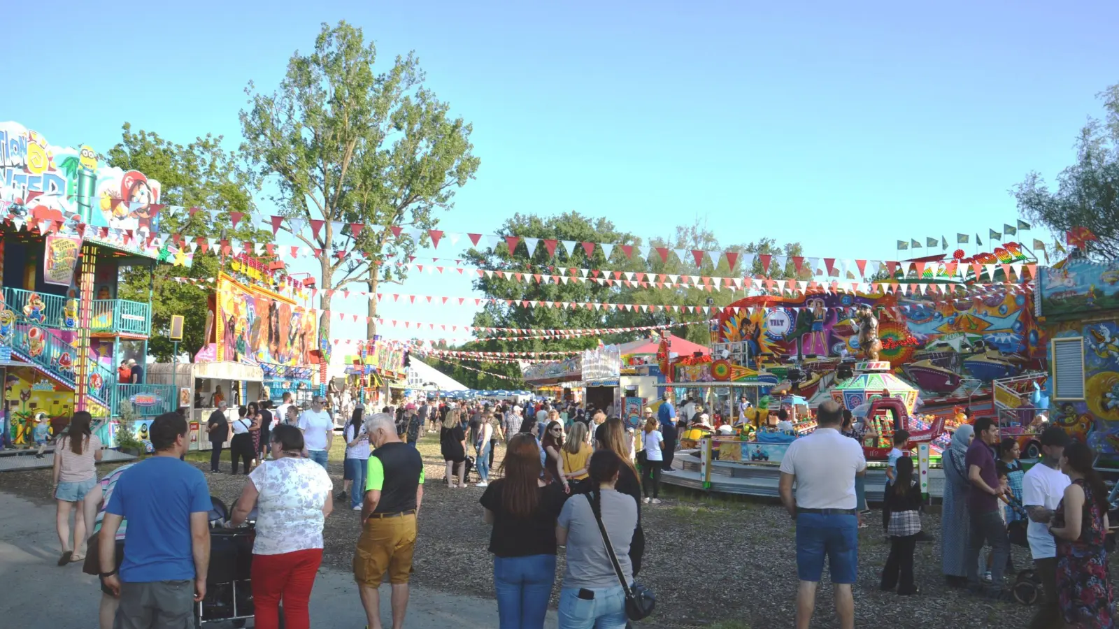 Bereits beim Auftakt des Heimat- und Volksfestes in Wassertrüdingen herrschte auf dem Festplatz Bürg reges Treiben. (Foto: Peter Tippl)