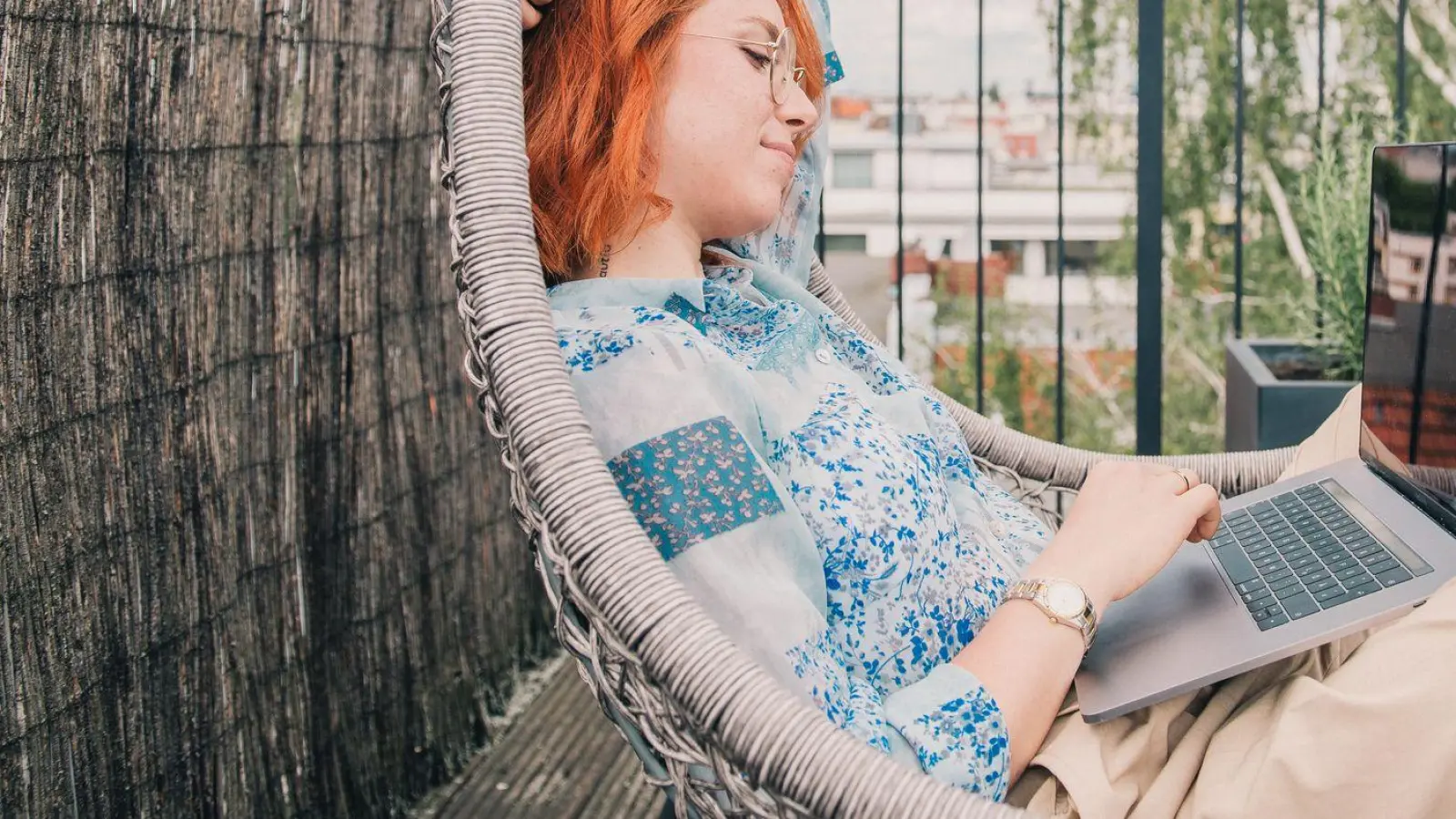 Kundenmeeting auf der Dachterrasse des Hotels: Workation kann klappen, bedarf aber einer guten Vorbereitung. (Foto: Zacharie Scheurer/dpa-tmn)