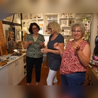 Galerie-Leiterin Monika Hofecker präsentiert den Besucherinnen Roswitha Grimm aus Dürrwangen und Ruth Neidenberger aus Oberahorn (von links) die neuesten Modeschmuckkreationen, die im Rahmen der Sommerausstellung zu sehen sind.  (Foto: Erich Herrmann)