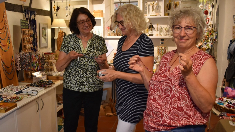 Galerie-Leiterin Monika Hofecker präsentiert den Besucherinnen Roswitha Grimm aus Dürrwangen und Ruth Neidenberger aus Oberahorn (von links) die neuesten Modeschmuckkreationen, die im Rahmen der Sommerausstellung zu sehen sind.  (Foto: Erich Herrmann)